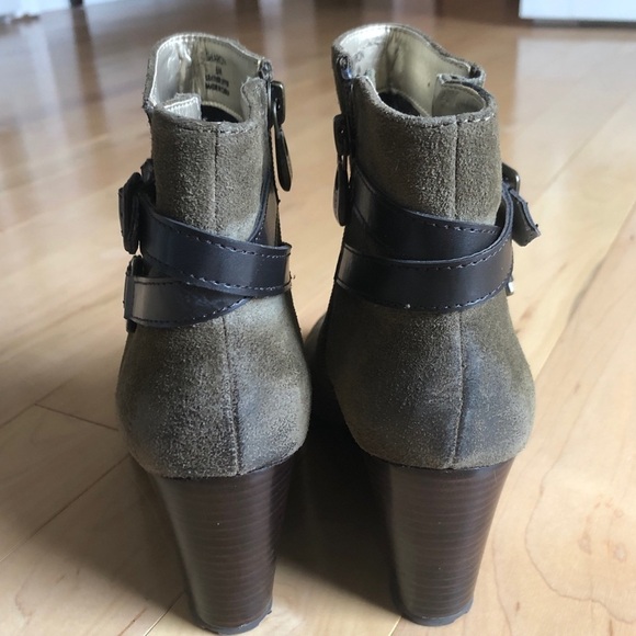 Tahari Sharon Olive Green suede Wedge Booties with brown straps size 6 - Picture 6 of 8